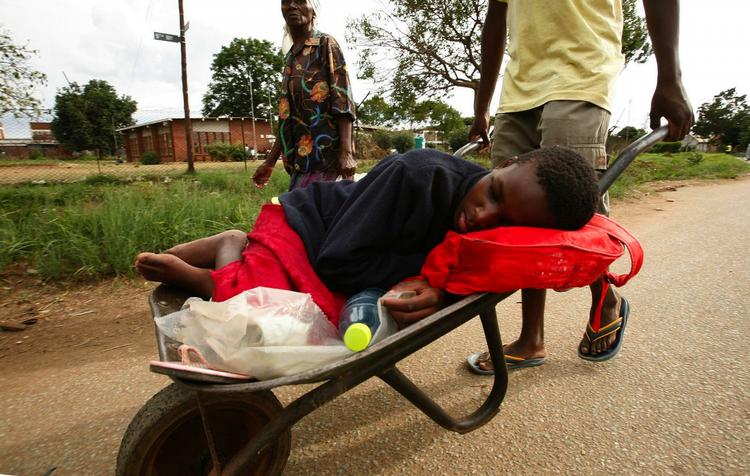 En kvinde, der er smittet af kolera, køres til en klinik i nærheden af Zimbabwes hovedstad Harare. Arkivfoto. 