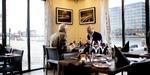 Udsigten er fænomenal  fra havnecaféen Aristo, men den kølige indretning indbyder ikke til hyggelig kaffeslabberas. Til gengæld kan den udsøgte mad gøre stedet  til en stamcafé for Bryggens beboere. Foto: Thomas  Borberg 