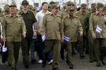 Cubas præsident, Raul Castro - bror til Fidel Castro - ses her i midten i forbindelse med et optog. (Arkivfoto) 