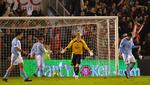 Kasper Schmeichel blev passeret tre gange, men Manchester City blev alligevel gruppevindere i Uefa Cuppen. 
