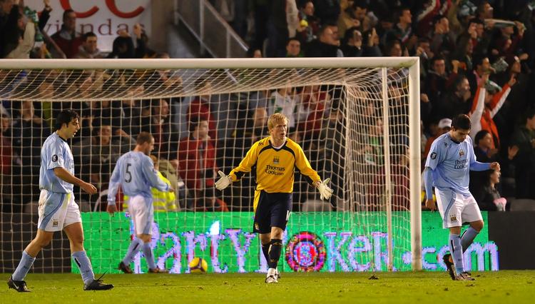 Kasper Schmeichel blev passeret tre gange, men Manchester City blev alligevel gruppevindere i Uefa Cuppen. 