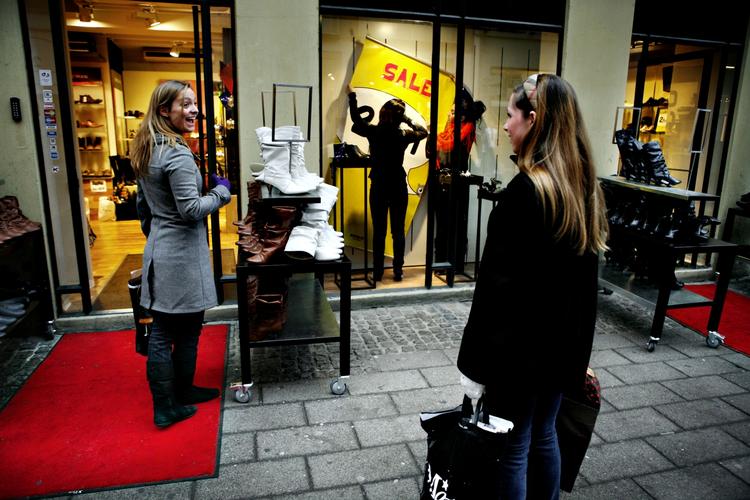 Færre kunder i butikkerne, giver ofte både en bedre service og muligheder for at opnå en lavere pris. Arkivfoto 