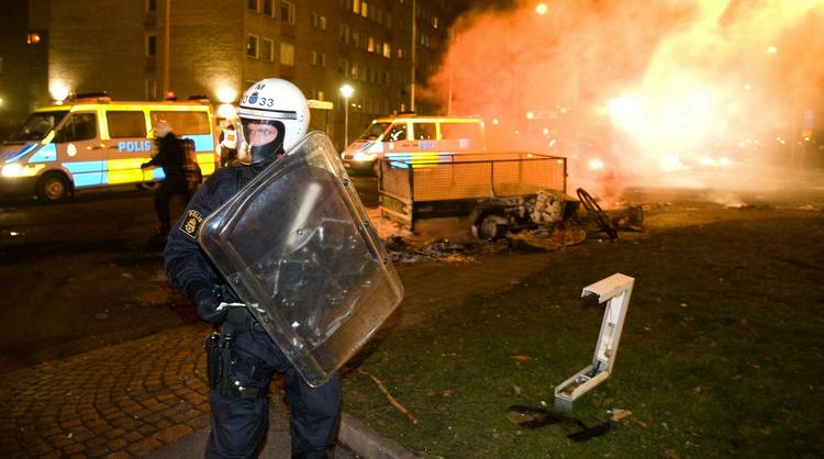 Politiet blev mødt med stenkast, da unge i Malmø-kvarteret Rosengård hærgede området. 