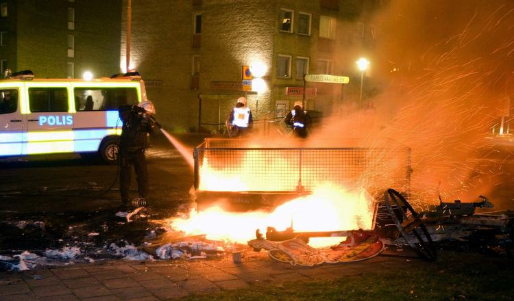Øjenvidner beskrev Rosengård-området som en krigszone i aftes. 