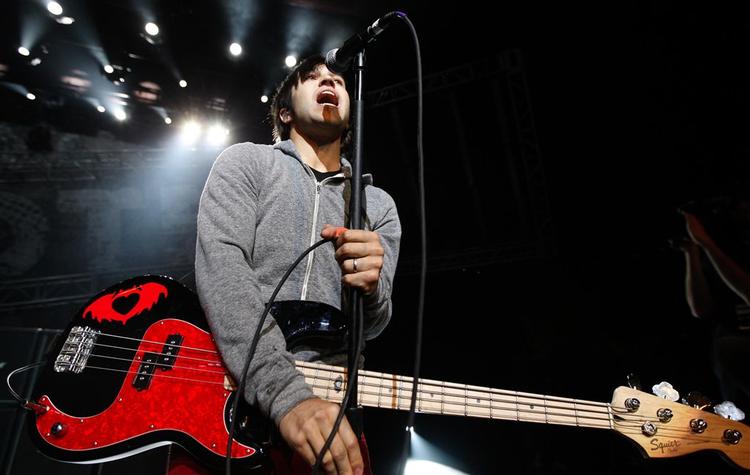 På forunderlig vis har Fall Out Boy fra Chicago formået at balancere deres karriere mellem det stærkt glamourøse ved konstant at være en del af den indfølende EMO-rock. 