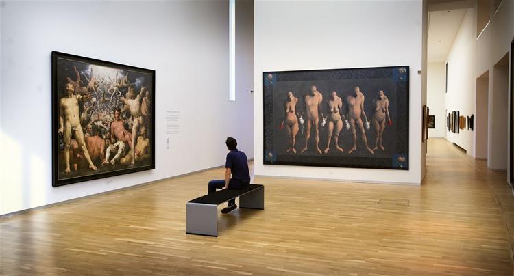 Her arkivfoto fra Statens Museum for Kunst i København. Til venstre er det 'Titanernes fald' af Cornelis Cornelisz van Haarlem og for enden 'Kor' fra 1991 af Michael Kvium. 