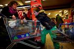 Uden sukker. Familien Lyngbye køber hver mandag ind til hele ugen i det lokale supermarked. De undgår E-numre – og især azofarvestoffer.  Foto: Martin Lehmann 