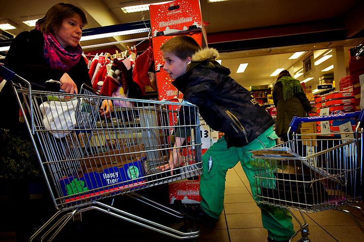 Uden sukker. Familien Lyngbye køber hver mandag ind til hele ugen i det lokale supermarked. De undgår E-numre – og især azofarvestoffer.  Foto: Martin Lehmann 
