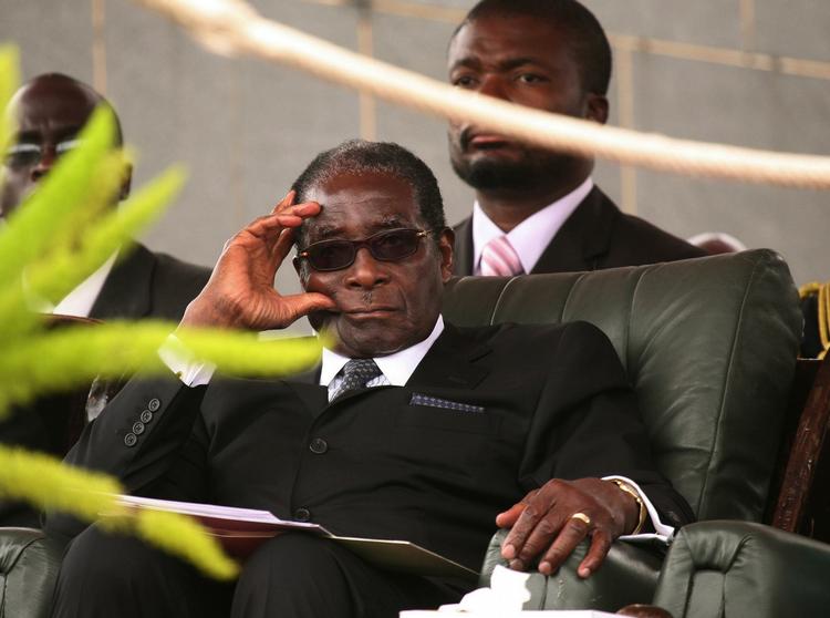 Zimbabwes præsident Robert Mugabe ses her i Harare under en mindehøjtidelighed 11. december 2008. Arkivfoto. 