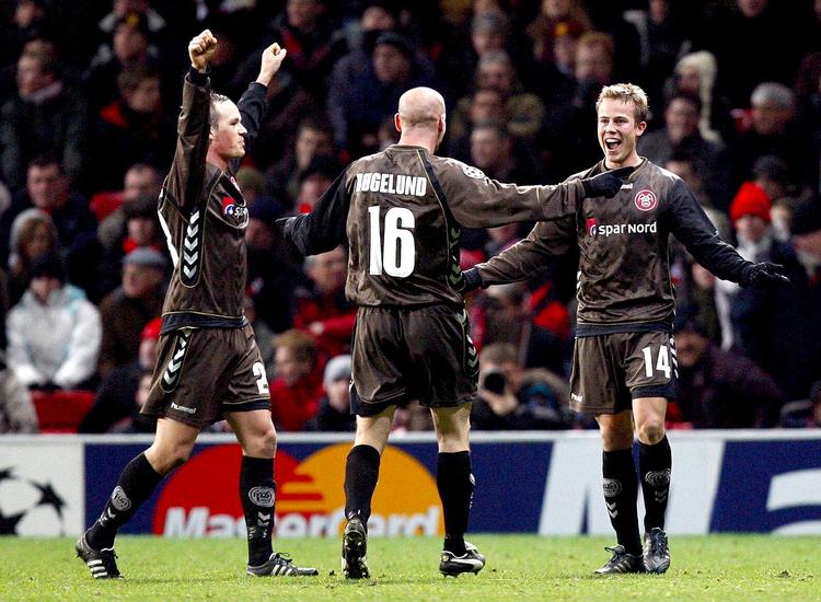 Jeppe Curth (th.) tiljubles af Thomas Enevoldsen og Kasper Bøgelund efter sin scoring til 2-1 mod Manchester United. 