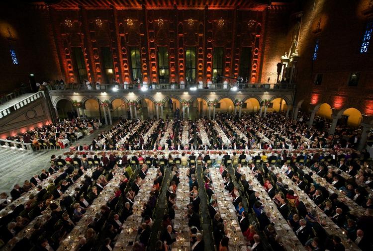 Prismodtagerne ved den fornemme banket i Stockholm i forbindelse med Nobel-uddelingen. 