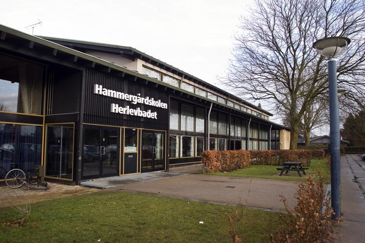 En 14-årig dreng blev ramt af flere knivstik ved en skole i Herlev. 