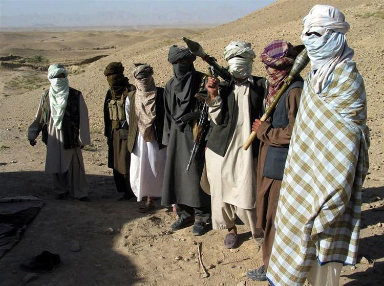 En gruppe afghanere, der siger de tilhører Taleban, på patrulje i Afghanistan. (arkivfoto) 