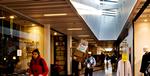 ildens folk. Det indre strøg i shoppingarkaden Toves Galleri har dagslys og er domineret af røde skæve linjer, der krydser gulvets hvide terrazzofliser. Foto: Martin Lehmann 