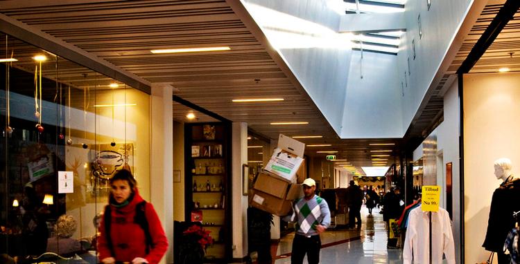 ildens folk. Det indre strøg i shoppingarkaden Toves Galleri har dagslys og er domineret af røde skæve linjer, der krydser gulvets hvide terrazzofliser. Foto: Martin Lehmann 