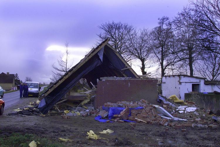 Helt så galt som under orkanen i 1999 - som dette billede stammer fra - gik det ikke i dag. Men der væltede både huse og stilladser. 