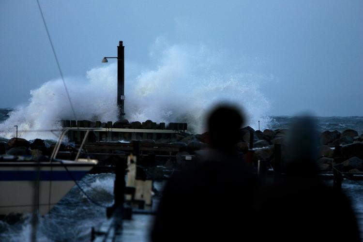 Det blæser kraftigt i disse dage. Billedet her er dog fra Hornbæk Havn, hvor det i januar 2007 blæste så kraftigt, at bølgerne slog ind over havnen. 