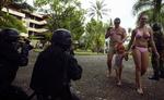 Indonesiske soldater på øvelse lod sig ikke forstyrre af  forbipasserende turister. 