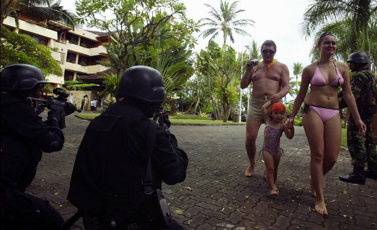 Indonesiske soldater på øvelse lod sig ikke forstyrre af  forbipasserende turister. 