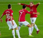 Wayne Rooney omfavner Ronaldo, der lagde op til den afgørende scoring. 