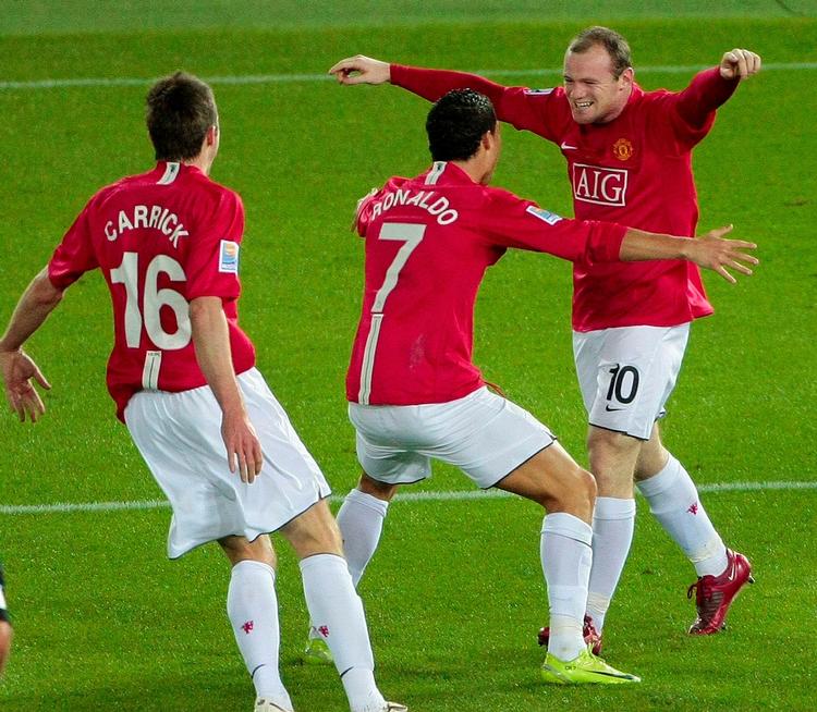 Wayne Rooney omfavner Ronaldo, der lagde op til den afgørende scoring. 