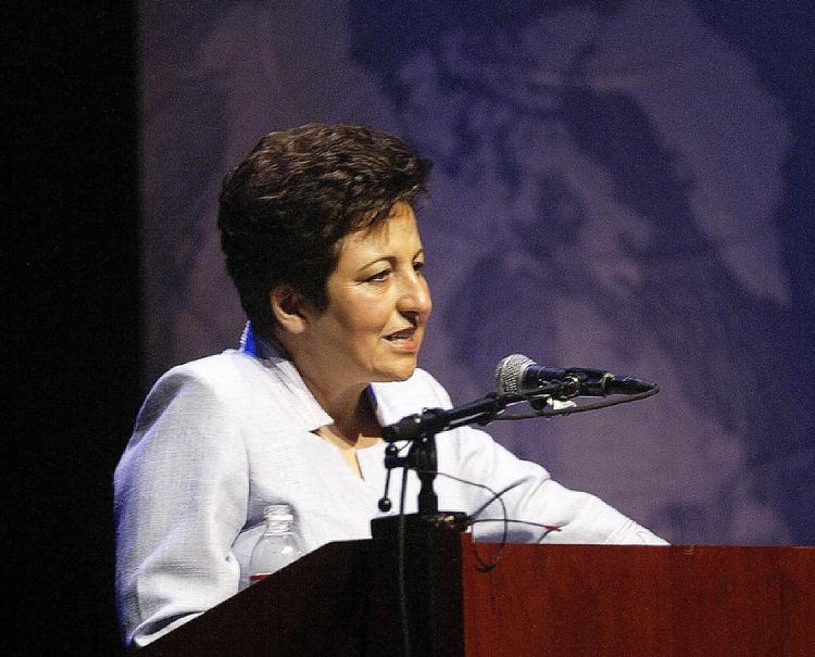 Shirin Ebadi fik i 2003 Nobels Fredspris. 