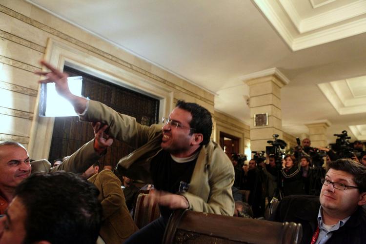 Den irakiske journalist Montazer al-Zaidi kaster en sko efter George W. Bush under en pressekonference i Irak. Arkivfoto. 
