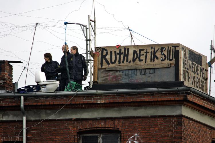 Politiet har på dette billede fået kontrol over Ungdomshuset. Dommen i den store sag om begivenhederne på dagen falder mandag (arkivfoto). 