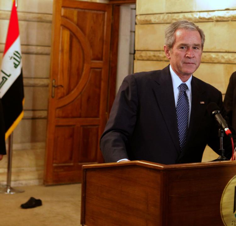 USA´s præsident havde held til at dukke sig for to par flyvende sko under et pressemøde i Bagdad. 