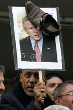 Det var en sko denne, der blev kastet mod præsident Bush og nu har skabt skomode. 