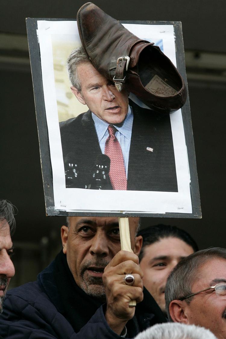Det var en sko denne, der blev kastet mod præsident Bush og nu har skabt skomode. 