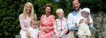 Vinkebillede. Mette-Marit (tv.) kom lidt hovedkulds ind i den norske kongefamilie, da hun som alenemor giftede sig med kronprins Haakon. Her ses de sammen med Mette-Marits dreng, to fælles unger og Haakons mor, dronning Sonja. Foto: Bjørn Sigurdsøn 