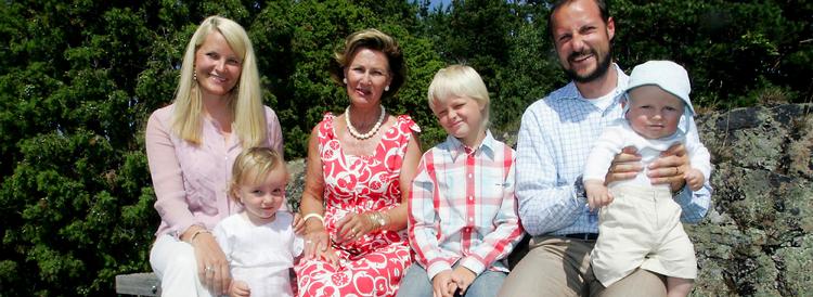 Vinkebillede. Mette-Marit (tv.) kom lidt hovedkulds ind i den norske kongefamilie, da hun som alenemor giftede sig med kronprins Haakon. Her ses de sammen med Mette-Marits dreng, to fælles unger og Haakons mor, dronning Sonja. Foto: Bjørn Sigurdsøn 
