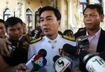 Thailands nye premierminister, Abhisit Vejjajiva, taler med pressen i landets regeringsbygning. 