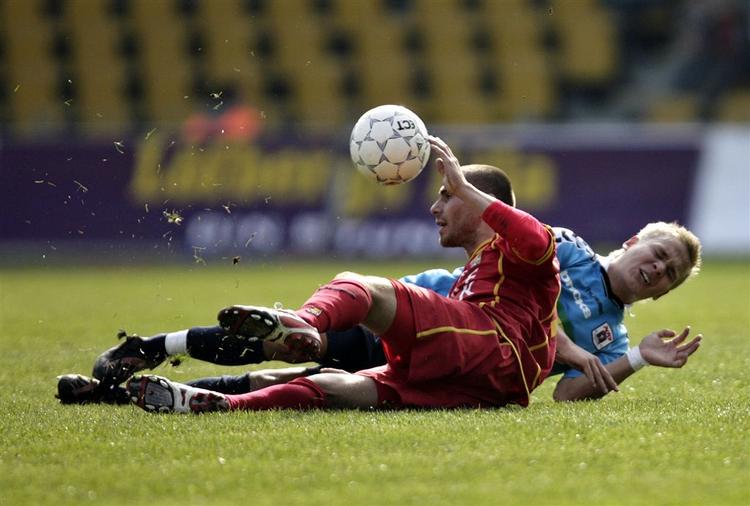 Bajram Fetai (i rødt) og AGFs Frederik Krabbe i nærkamp. Arkivfoto. 
