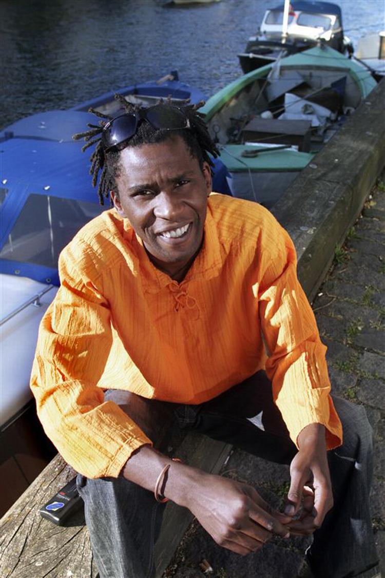 Mozambiqanske Deotato Siquir, her på billedet, leverede sammen med Balanco og Soweto Kinch en fornem verdensmusikalsk oplevelse på Copenhagen Jazzhouse. 