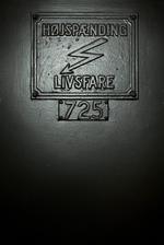 En 35-årig mand mistede begge arme og en fod, efter at han i weekenden fik 10.000 volt gennem kroppen. 