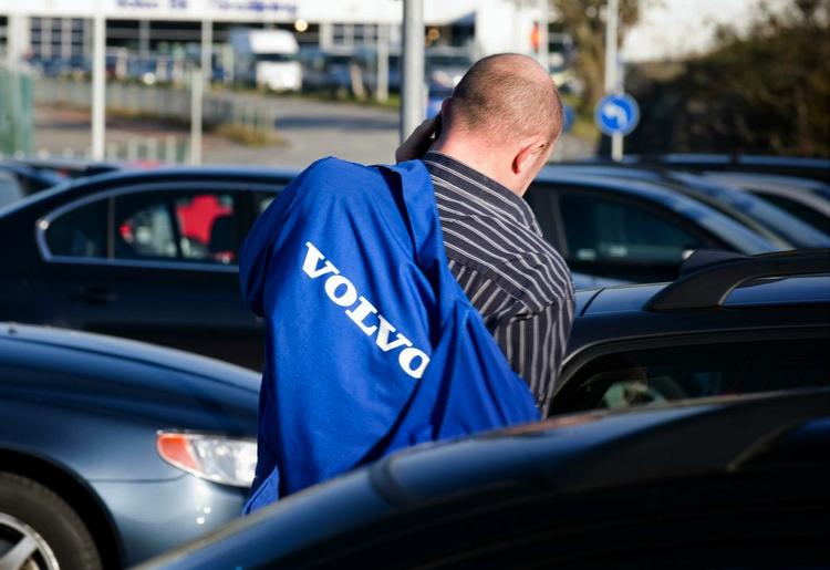 Volvos personbilsfabrikker i Göteborg afventer nervøst forhandlingerne om redning af den amerikanske bilndustri. 