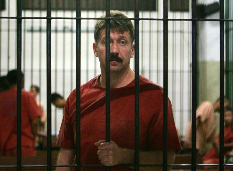 Den russiske våbenhandler Viktor Bout bag tremmer i Bangkok før dagens retsmøde. 