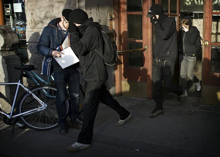 Tilhørere på vej ud fra Byretten tidligere i dag. Kun en af de tiltalte mødte op til domsafsigelsen. 