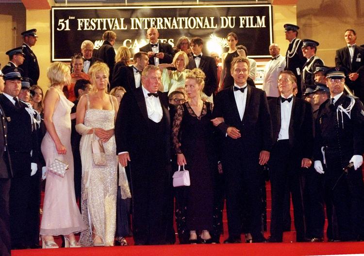 Holdet bag 'Festen' på den røde løber ved Filmfestivalen i Cannes i 1998. Filmen var nomineret til Den Gyldne Palme, men måtte 'nøjes' med Juryens Pris. 