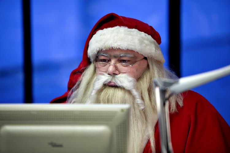 Dette billede er et falsum. For efter alt at dømme er det slet ikke julemanden selv, der går til tasterne og besvarer de mange tusinde børns breve... 