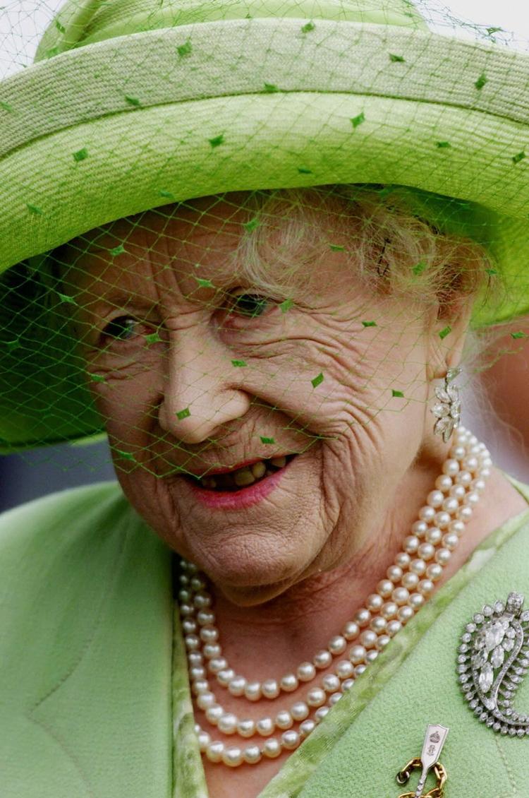 Den dømte arbejdede som butler for den nu afdøde britiske dronningemoder Elizabeth i seks år. 