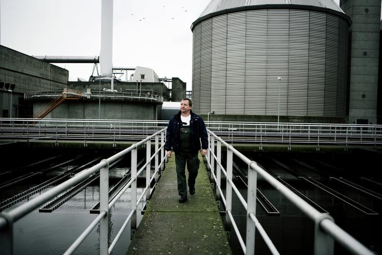Kedelpasser Jakob Stampe på inspektionstur på Lynetten i København - et af de kommunale rensningsanlæg, der ikke kan stoppe de skadelige medicinrester og resistente bakterier fra landets sygehuse. 