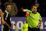 Chelseas John Terry ser rødt efter sin tackling af Evertons Leon Osman. Dommeren er Phil Dowd. 