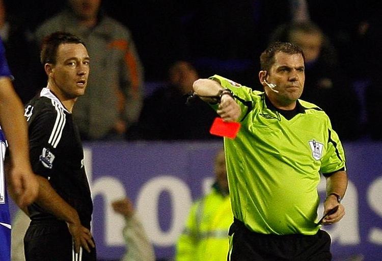Chelseas John Terry ser rødt efter sin tackling af Evertons Leon Osman. Dommeren er Phil Dowd. 