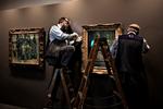 Foto fra forberedelserne til åbningen af den hidtil største og dyreste udstilling i museets historie, udstillingen af værker af Paul Cezanne og Alberto Giacometti i februar 08. 