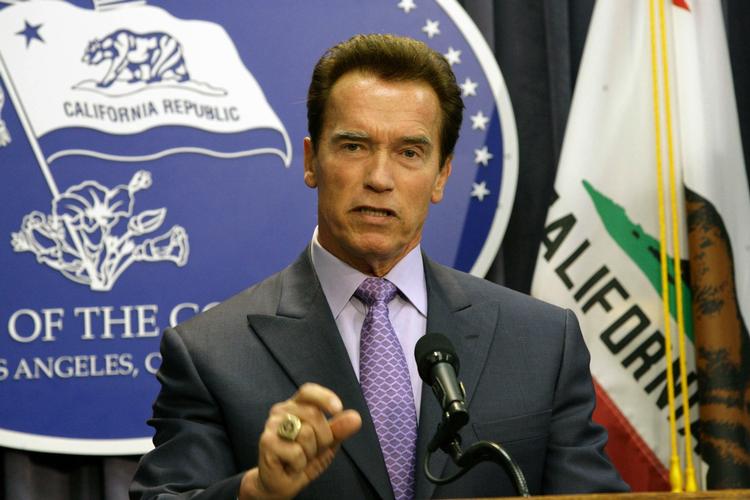 De offentligt ansatte i Californien sagsøger guvernør Arnold Schwarzenegger, fordi han vil sende dem på tvungen orlov. 
