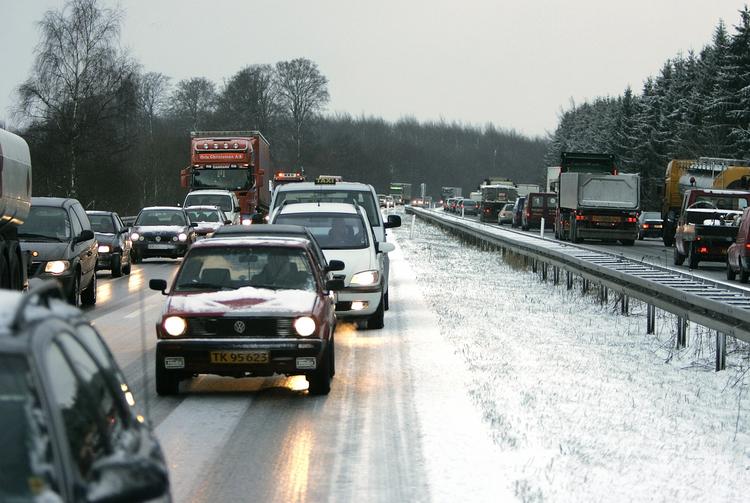 Alt tyder på, at juletrafikken bliver snefri, men den bliver sikkert tæt. Så kan forskellige lege i bilen og hyppige pauser holde humøret højt. 