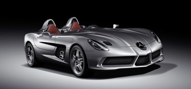Den helt åbne Mercedes SLR har en motor, der yder 650 hk. Topfarten er 350 km/t, og bilen går fra 0 til 100 km/t på 3,5 sekunder. 